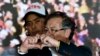 Gustavo Petro y su hijo, el diputado Nicolás Petro, celebran en Bogotá el triunfo electoral del 29 de mayo de 2022.