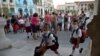 Niños en Cuba usando máscara para evitar contagio de coronavirus. (Yamil Lage/AFP).