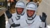 Los astronautas Douglas Hurley y Robert Behnken saludan antes del lanzamiento de la nave SpaceX Crew Dragon, desde Cabo Cañaveral, en Florida, el 30 de mayo del 2020.