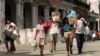 Una familia cubana residente en la Habana vieja traslada sus pertenencias hacia lugares seguros