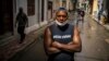 Un vendedor ambulante en una calle de La Habana. (AP/Ramón Espinosa)