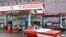 Un auto llega a una gasolinera el sábado 1 de abril del 2017, en La Habana (Cuba).