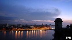 Vista desde la fortaleza de San Carlos de La Cabaña del malecón habanero.