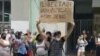 Luis Robles Elizástegui, el joven que protestó el 5 de diciembre con un cartel en La Habana en apoyo al Movimiento San Isidro.
