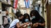 Cubanos reportaron un apagón de Internet desde la tarde del domingo, que duró hasta el miércoles. El servicio no ha sido completamente restablecido. (Photo by YAMIL LAGE / AFP)
