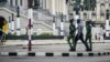 Policías cubanos patrullan los alrededores del Capitolio de Cuba en La Habana, el 15 de noviembre de 2021.
