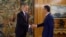 El rey Felipe de España saluda al primer ministro interino de España, Pedro Sánchez, antes de su reunión en el Palacio de Zarzuela en Madrid, España, el 3 de octubre de 2023. Juanjo Guillén/Pool vía REUTERS