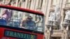 Una pareja de turistas se toma una foto en un bus en La Habana (Foto: Archivo).