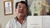 Oswaldo Payá muestra el documento temporal de un programa tentativo para un diálogo nacional durante una conferencia de prensa en su casa, en La Habana, el 17 de febrero de 2005.