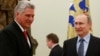 El presidente de Rusia, Vladimir Putin (d) durante su encuentro con el primer vicepresidente de Cuba, Miguel Díaz-Canel (i) en el Kremlin.