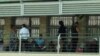 Medio centenar de migrantes, en su mayoría cubanos, esperan sobre el puente internacional Reynosa-Hidalgo para presentar una solicitud de asilo en EE.UU. (El Mañana)