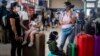 Viajeros esperan sus vuelos de regreso a casa en el Aeropuerto Internacional José Martí de La Habana.