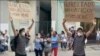 Luis Robles, manifestándose pacíficamente en Centro Habana poco antes de ser arrestado por la policía política cubana