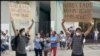 Luis Robles, manifestándose pacíficamente en Centro Habana poco antes de ser arrestado por la policía política cubana