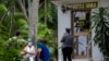 Personas esperan afuera de una oficina de la Western Union en La Habana.