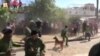 "Boinas negras" enfrentan a vecinos cuando aparentemente trataban de evitar que se llevaran al presunto violador de una niña de ocho años.