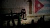 Un cubano se conecta a Internet desde su celular. (AP/Ramón Espinosa)