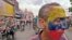Un trabajador en Caracas en medio de una protesta (AFP/Juan Barreto).