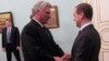 Díaz-Canel y Medvedev se saludan durante una visita del gobernante cubano a Moscú. (Archivo)