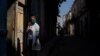 Una doctora espera en a entrada de una vivienda para chequear posibles casos de COVID-19. REUTERS/Alexandre Meneghini