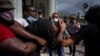 Agentes de civil arrestan violentamente a los manifestantes el 11 de julio en La Habana.