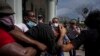 Agentes de civil arrestan violentamente a los manifestantes el 11 de julio en La Habana.