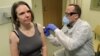 Jennifer Haller, la primera voluntaria que recibió una inyección de la vacuna experimental contra el coronavirus, en una imagen tomada de un mensaje de Associated Press en Twitter.
