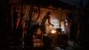 Familia cubana cocina los alimentos en un fogón de leña en medio del apagón. (AP/Ramon Espinosa)