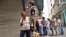 - Una mujer habla con un joven que vende ajos y cebollas en la calle hoy, viernes 15 de abril de 2016, en La Habana (Cuba), un día antes del inicio del VII Congreso del Partido Comunista de Cuba (PCC)