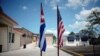 Banderas de Cuba y EEUU en una calle de La Habana. (Archivo)