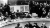 El delegado norteamericano en la ONU, Adlai Stevenson, muestra a los miembros del Consejo de Seguridad, las fotos aéreas de las bases rusas de cohetes en Cuba. Stevenson aparece a la derecha de la foto; a la izquierda, el delegado ruso, Valerian Zorin
