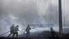 Bomberos luchando contra las llamas en Matanzas, el 9 de agosto de 2022. (Reuters/Alexandre Meneghini).