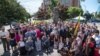 Participantes en el acto frente al Monumento a las Víctimas del Comunismo