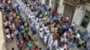 ARCHIVO. Las Damas de Blanco marchan insultadas y abucheadas por simpatizantes del Gobierno.