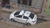Una patrulla policial en los bajos del edificio donde vive la curadora Anamely Ramos, en La Habana. (Twitter/Movimiento San Isidro)