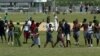 Reclusos en el patio de la cárcel Combinado del Este, en La Habana. Foto tomada el 31 de marzo de 2004. (REUTERS/Claudia Daut)