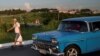Rafael Viguera, de 55 años, lleva algunas provisiones a su vivienda en La Habana, en esta foto tomada el 18 de agosto (Alexandre Meneghini/Reuters).