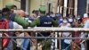 Cubanos se aglomeran en un mercado de La Habana, bajo la vigilancia de agentes de la policía, para comprar alimentos, el 12 de abril del 2020.