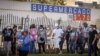 Cubanos hacen cola el lunes para comprar en una tienda de La Habana que vende alimentos y productos de primer necesidad en dólares (Yamil Lage/AFP).