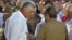Raúl Castro conversa con Diaz-Canel durante una ceremonia oficial, en julio de 2015.