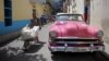Un almendrón rosado en La Habana.