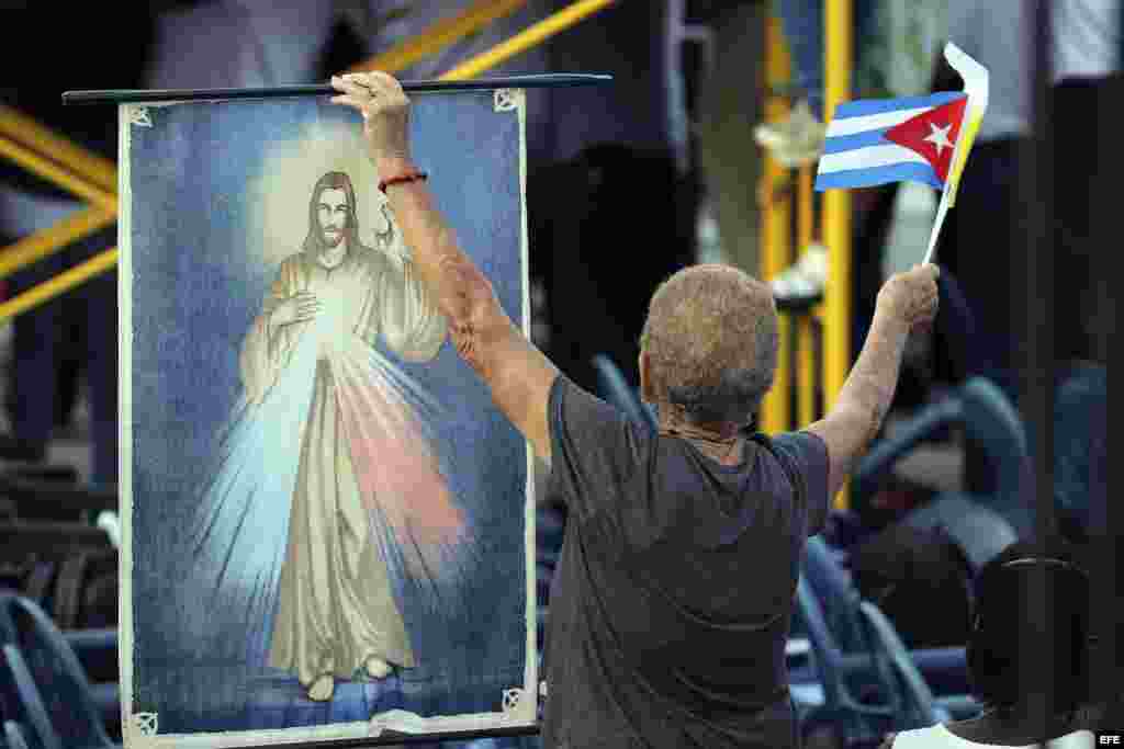 Finalizando la homilía el Sucesor de Pedro invitó al santo Pueblo fiel de Dios que camina en Cuba, “pueblo que tiene gusto por la fiesta, por la amistad, por las cosas bellas, pero que también tiene heridas”.