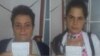 Ania Zamora y Sissi Abascal, de izquierda a derecha, con multas en mano.