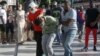 Policías vestidos de civil detienen a un manifestante en La Habana, el 11 de julio de 2021. (REUTERS/Stringer)