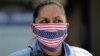 Una agente de la policía usa una máscara con la bandera de los Estados Unidos en San Diego, California, el 3 de abril del 2020.