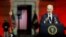 Frente al Parque de la Independencia en Filadelfia, el presidente Joe Biden pronuncia un discurso el 1 de septiembre de 2022. (Reuters/Jonathan Ernst).