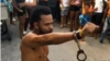 Maykel Osorbo, rapero y activista del Movimiento San Isidro, poco después de que sus vecinos impidieran su arresto.