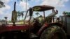 Un trabajador agrícola espera en su tractor sin combustible en Guanajay, en mayo de 2023. (Foto AP/Ramon Espinosa)
