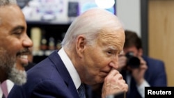 El presidente estadounidense Joe Biden saluda a compradores dentro de la tienda de comestibles Mario's Westside Market, en las Vegas, Nevada, el 16 de julio de 2024. REUTERS/Tom Brenner