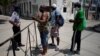 Un policía impide la entrada a un barrio en cuarentena por coronavirus en La Habana. REUTERS/Alexandre Meneghini
